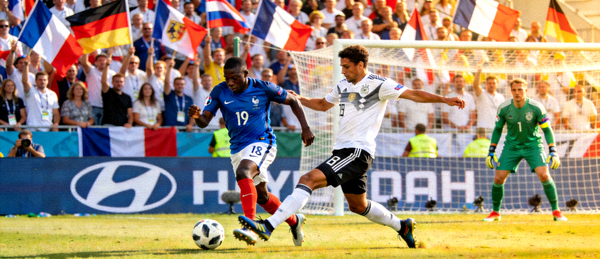 法国对阵德国欧洲杯小组赛精彩攻防的比赛现场画面